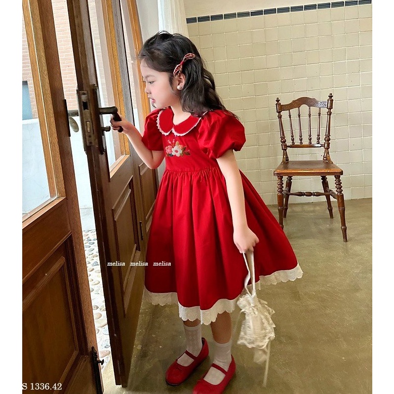 Đầm Melisa đỏ hoa xinh lắm.