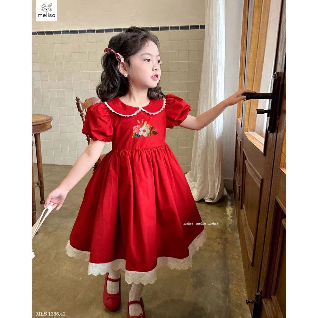 Đầm Melisa đỏ hoa xinh lắm.