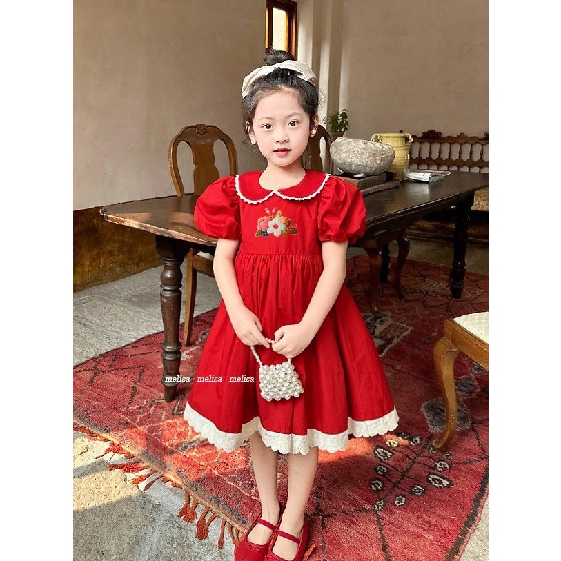 Đầm Melisa đỏ hoa xinh lắm.