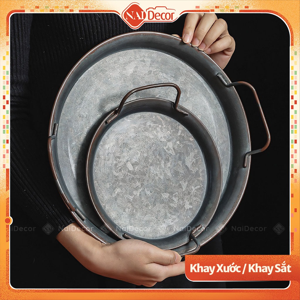 Khay kim loại xước tròn có tay nắm kiểu retro, vintage Nai Decor dùng làm phụ kiện chụp ảnh