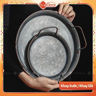 Khay kim loại xước tròn có tay nắm kiểu retro, vintage Nai Decor dùng làm phụ kiện chụp ảnh