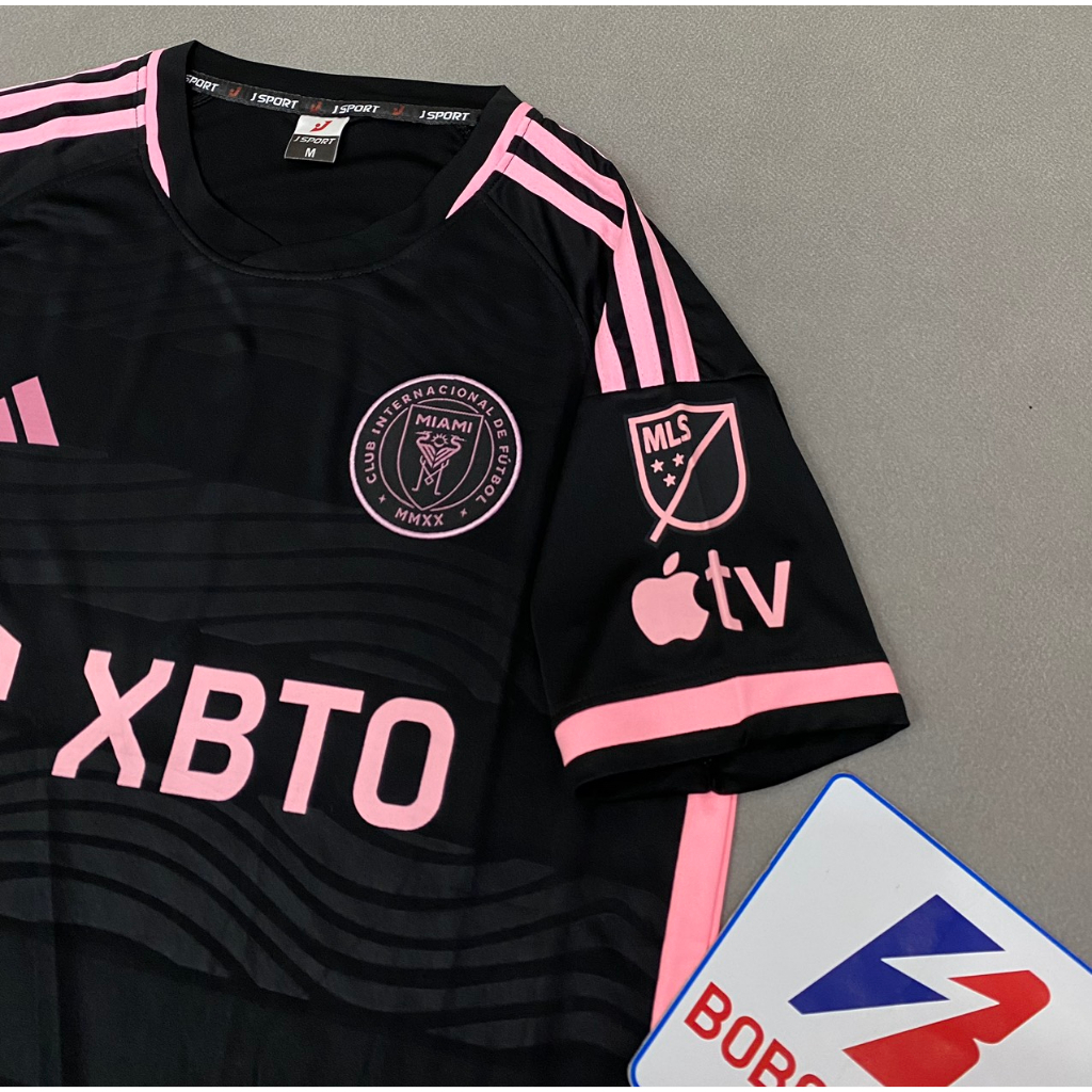 Bộ quần áo bóng đá MI*AMI đen viền hồng sân khách 2024