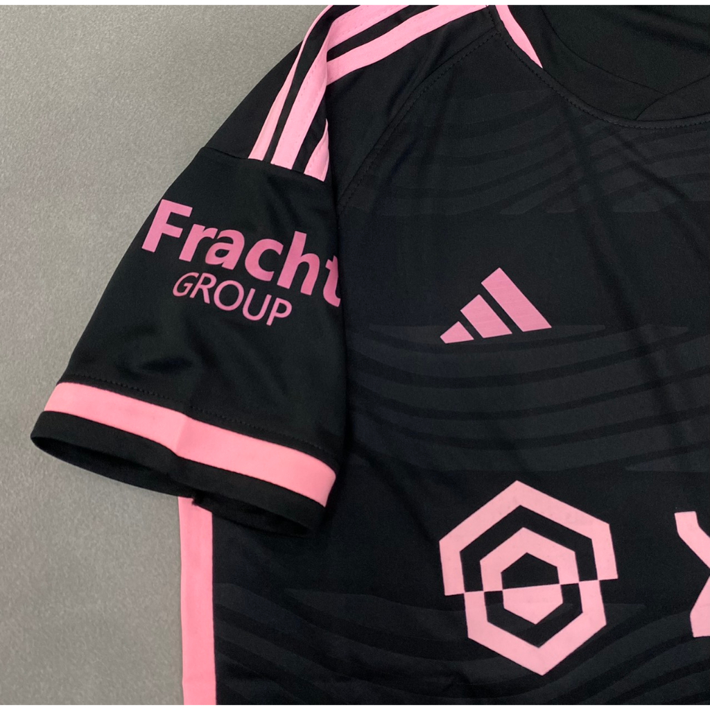 Bộ quần áo bóng đá MI*AMI đen viền hồng sân khách 2024