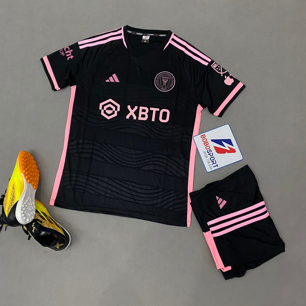 Bộ quần áo bóng đá MI*AMI đen viền hồng sân khách 2024