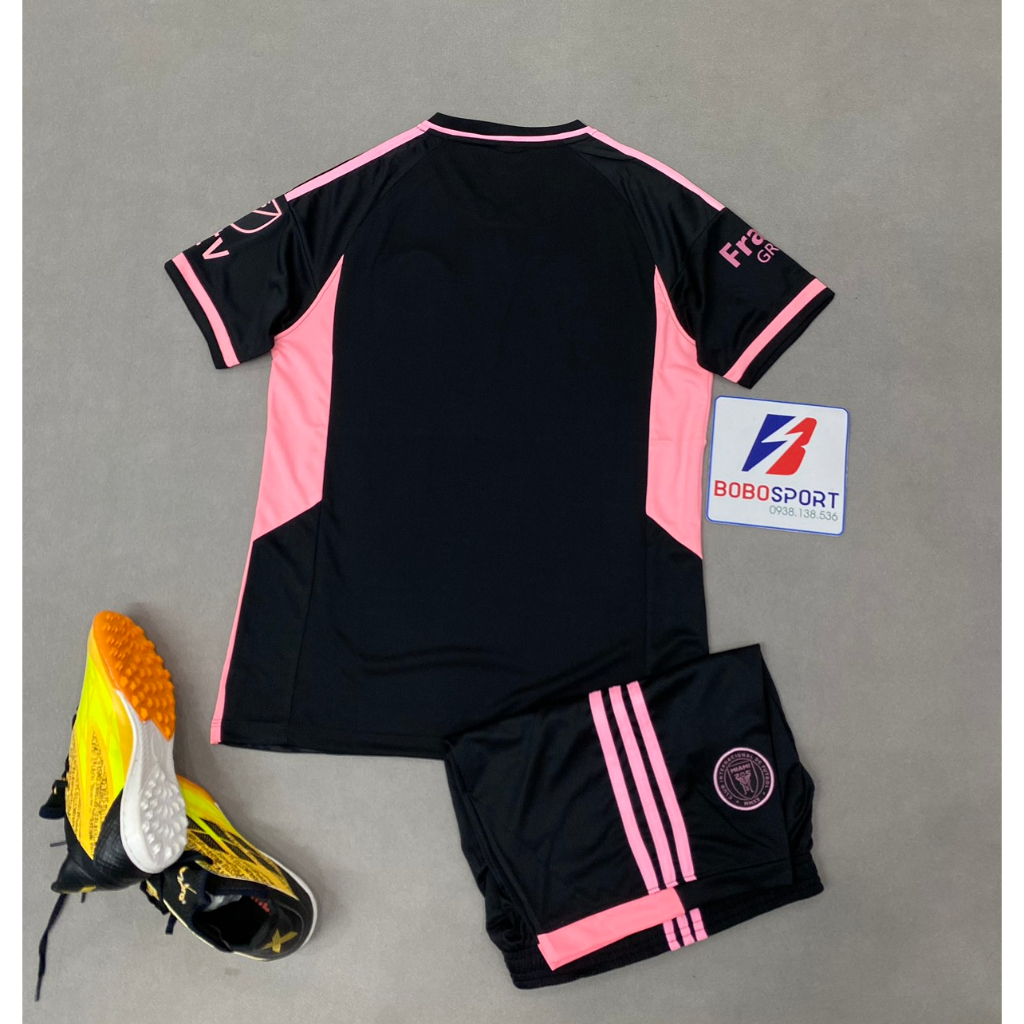 Bộ quần áo bóng đá MI*AMI đen viền hồng sân khách 2024