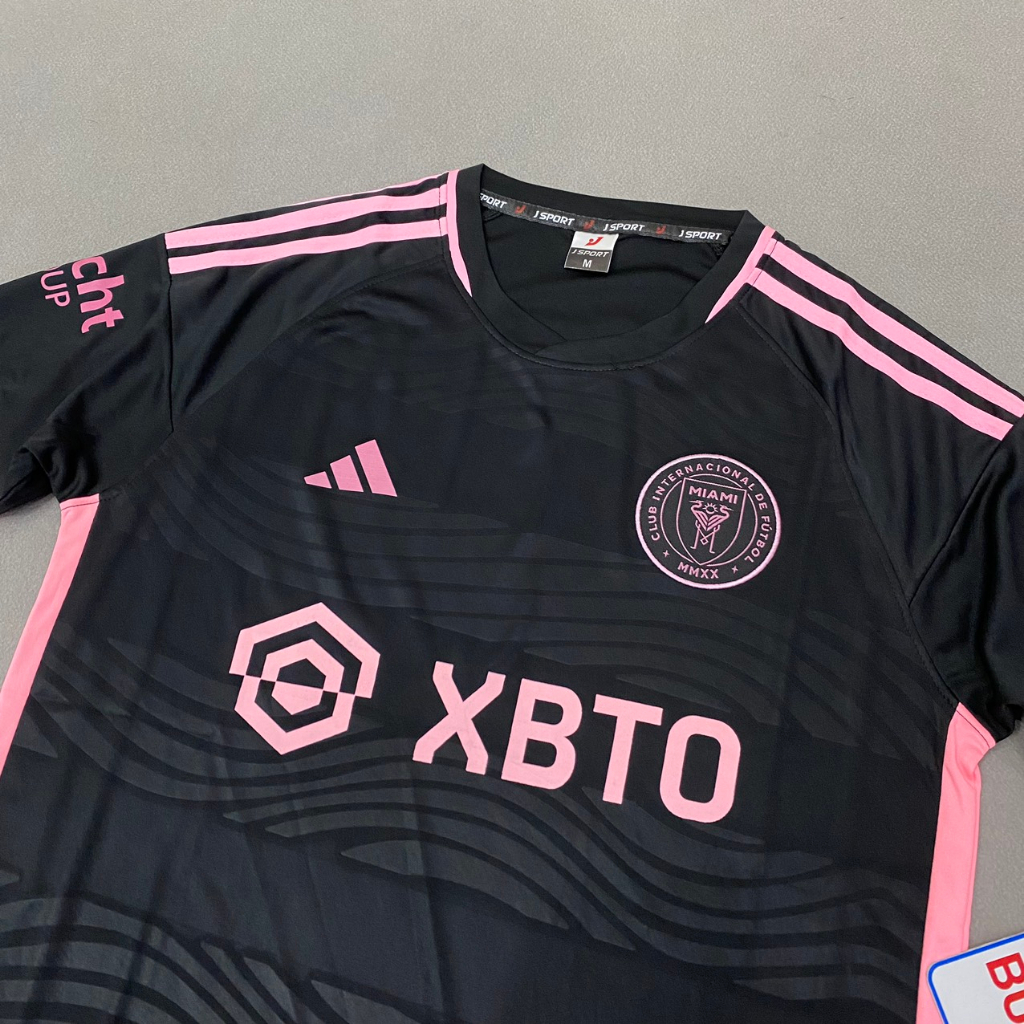 Bộ quần áo bóng đá MI*AMI đen viền hồng sân khách 2024