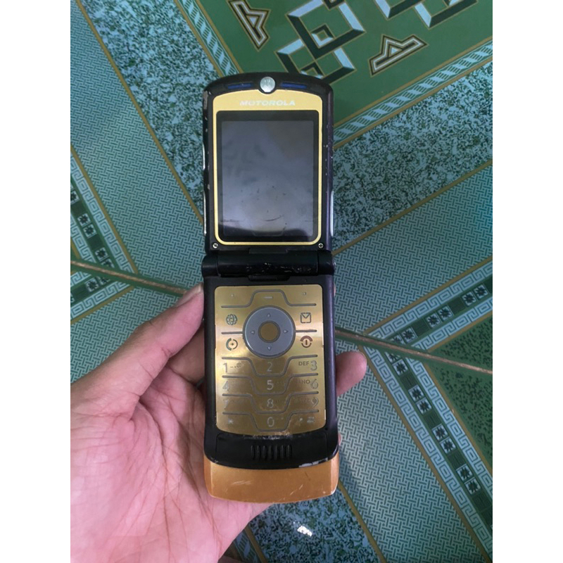 Xác điện thoại Motorola V3 Gold còn nguon