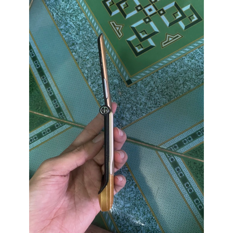 Xác điện thoại Motorola V3 Gold còn nguon