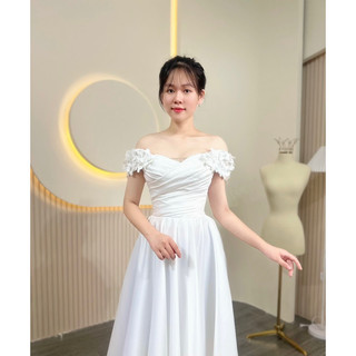 Váy đi bàn chất phi nhật form cao cấp, tay trễ vai hoa, dáng chạm đất, tông mà trắng