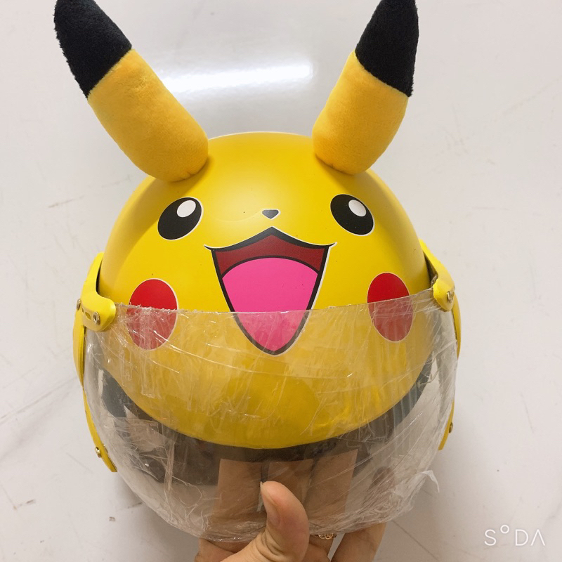 Mũ bảo hiểm pikachu cho bé có kính dễ thương