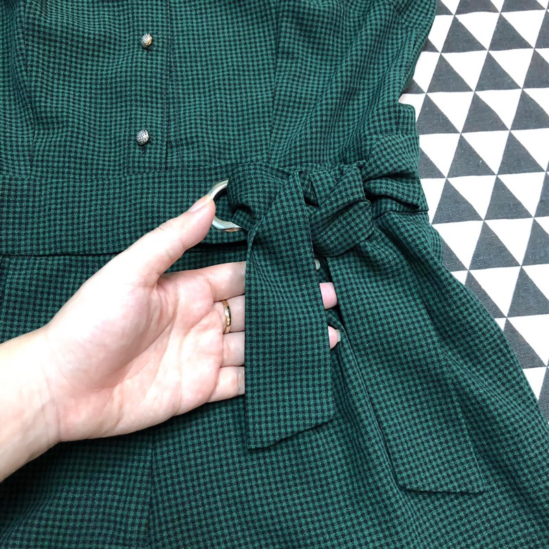 Jumpsuit xanh lá cột dây caro kiểu