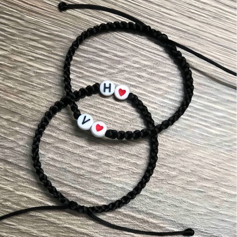 Vòng tay chỉ đỏ hạt nhựa khắc chữ cái đầu tên , vòng tay đôi nam nữ, vòng tay tình bạn, vòng cặp tình yêu...