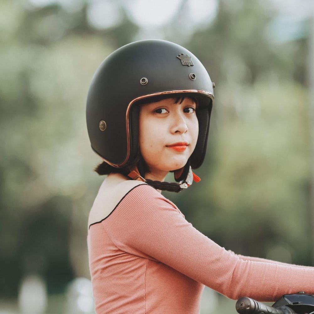 MŨ BẢO HIỂM DÀNH CHO NGƯỜI ĐI XE MÁY 3/4 ĐẦU ROYAL M20C GỌN GÀNG, PHONG CÁCH CÁ TÍNH