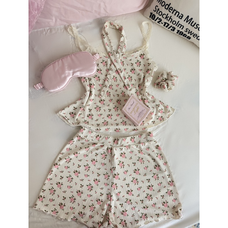 Bộ ngủ kèm cột tóc