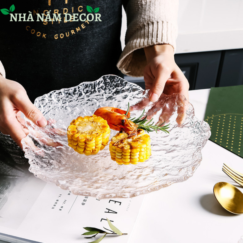Đĩa thủy tinh trong suốt, thiết kế sần ngẫu hứng bài trí đồ ăn nhà hàng