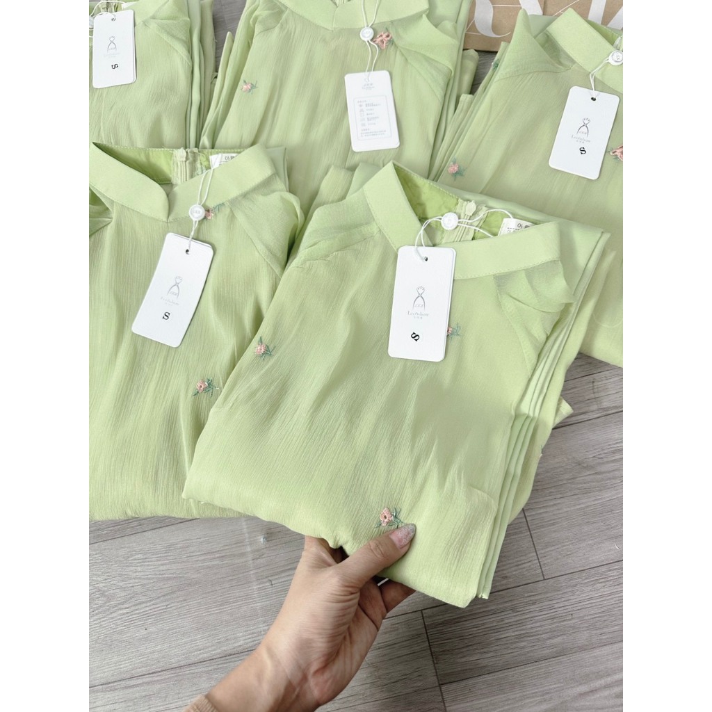 ÁO DÀI THÊU HOA NHÍ MÀU XANH