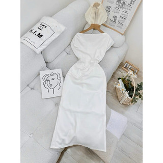 Đầm trắng lệch vai dáng dài