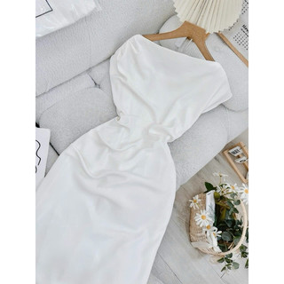 Đầm trắng lệch vai dáng dài