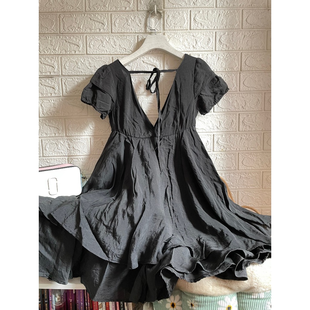 Đầm xòe tầng cổ xẻ V