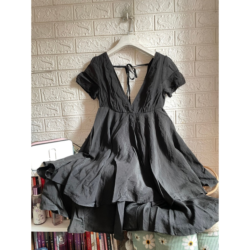 Đầm xòe tầng cổ xẻ V