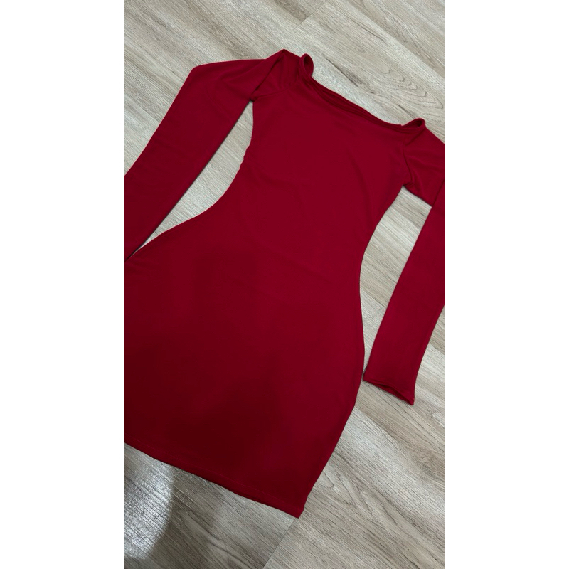 Đầm ôm body trễ vai