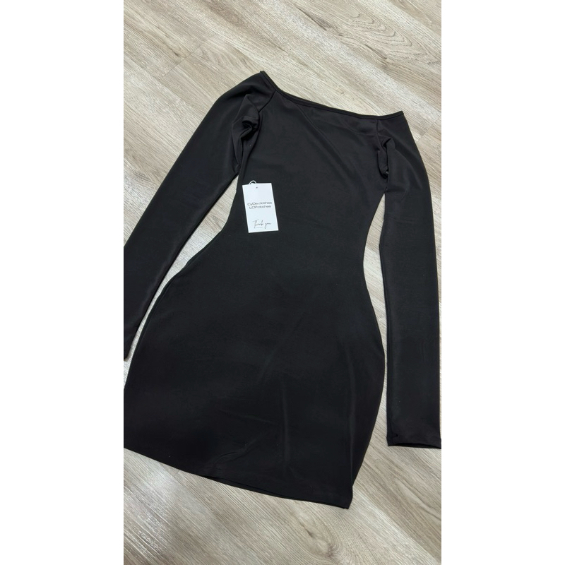 Đầm ôm body trễ vai