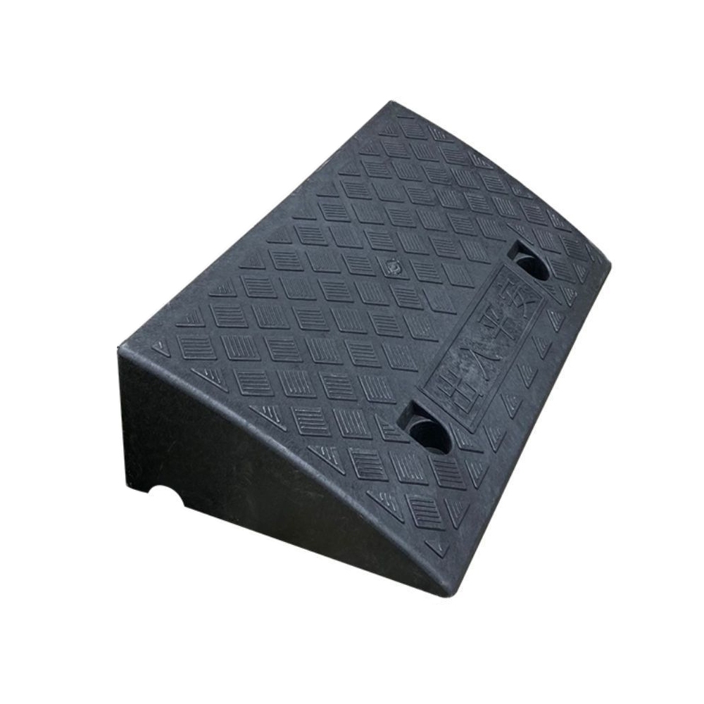 Dốc bục lên xuống xe máy, xe hơi bằng nhựa hình tam giác, Cầu dắt xe máy lên xuống bậc thềm chất liệu PVC bền bỉ