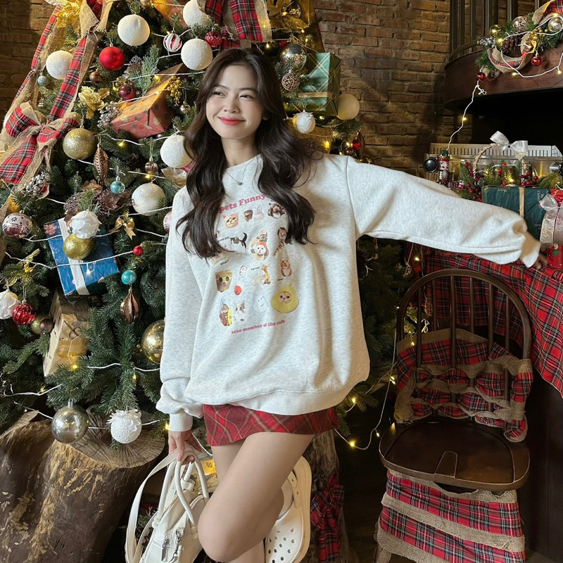 Áo sweater xám in chữ “FUNNY CLIB”