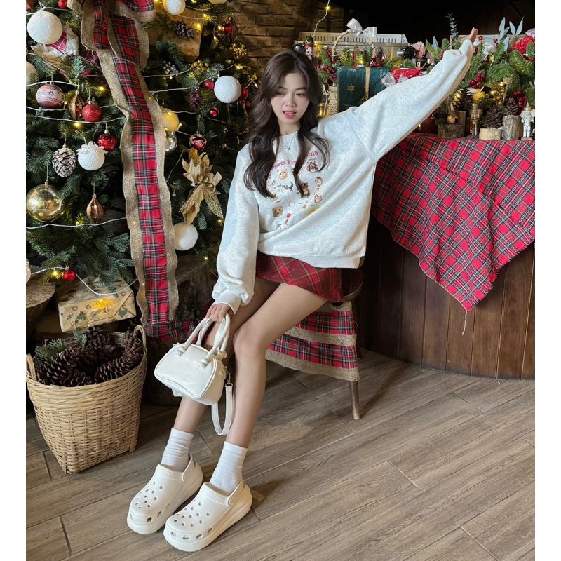 Áo sweater xám in chữ “FUNNY CLIB”