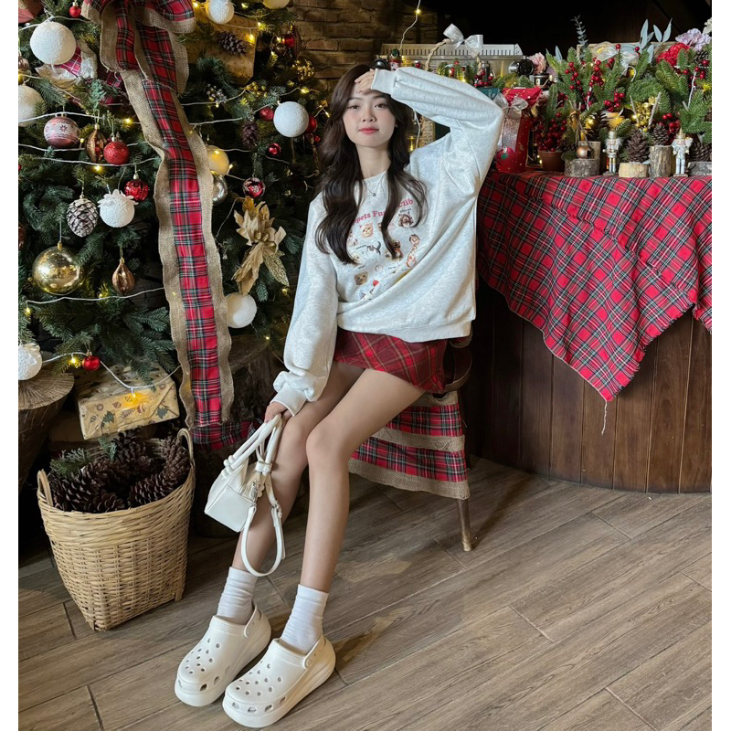 Áo sweater xám in chữ “FUNNY CLIB”