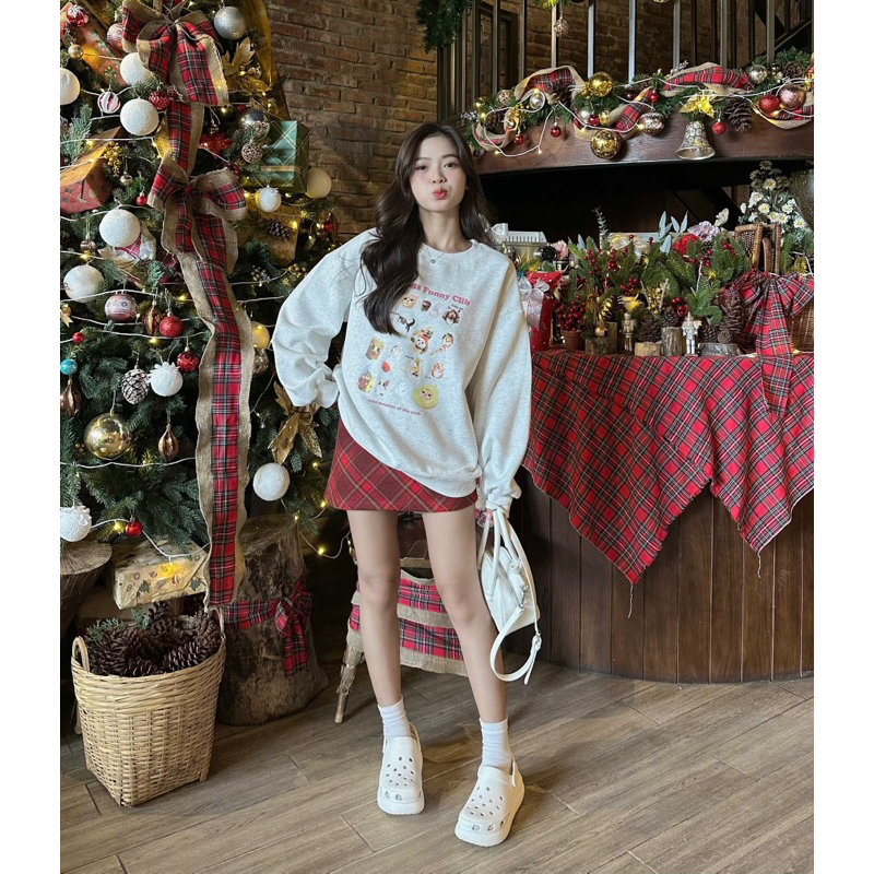 Áo sweater xám in chữ “FUNNY CLIB”