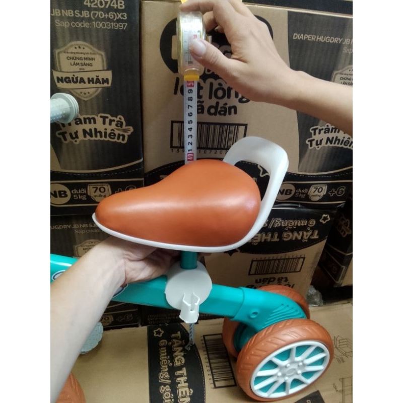 Xe chòi chân thăng bằng có bàn đạp cho bé chiều cao yên