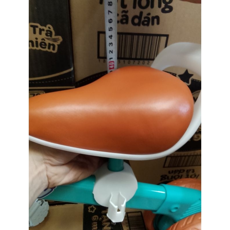 Xe chòi chân thăng bằng có bàn đạp cho bé chiều cao yên