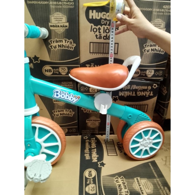 Xe chòi chân thăng bằng có bàn đạp cho bé chiều cao yên