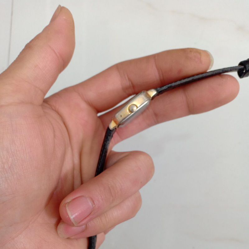 Đồng hồ si nhật nữ mặt vuông tank hiêun Q&Q si vàng dây da