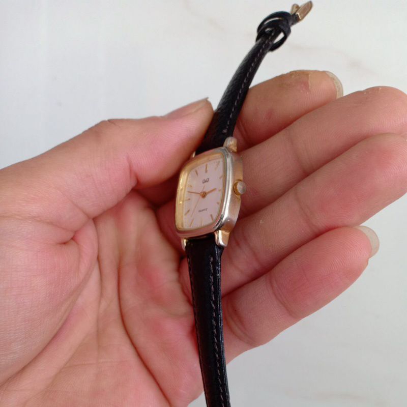 Đồng hồ si nhật nữ mặt vuông tank hiêun Q&Q si vàng dây da