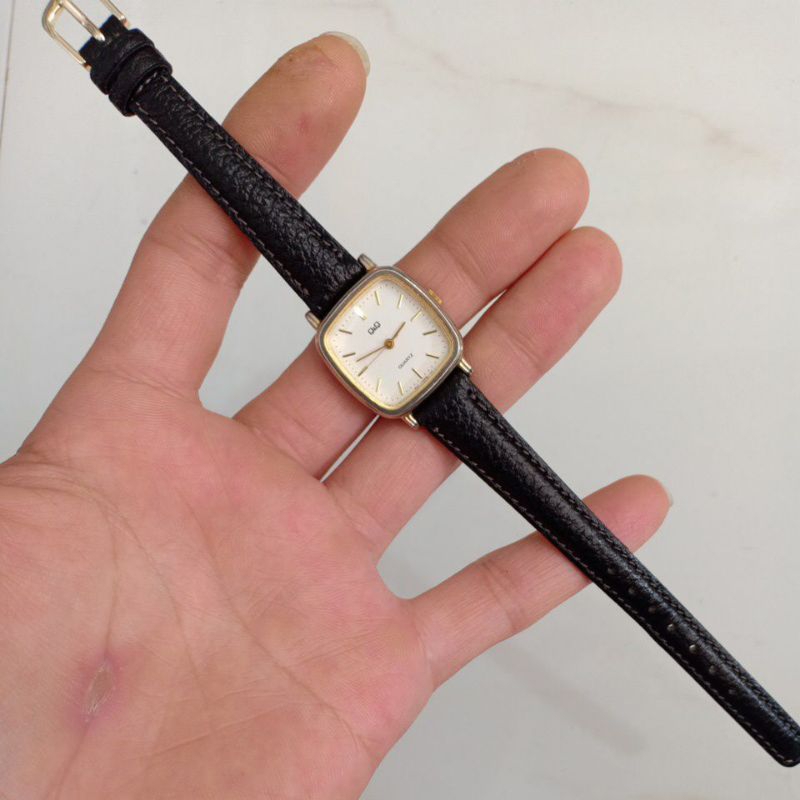 Đồng hồ si nhật nữ mặt vuông tank hiêun Q&Q si vàng dây da