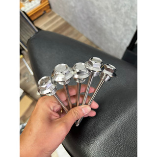 Ốc inox304 vị trí nắp nhớt có ty thăm nhớt