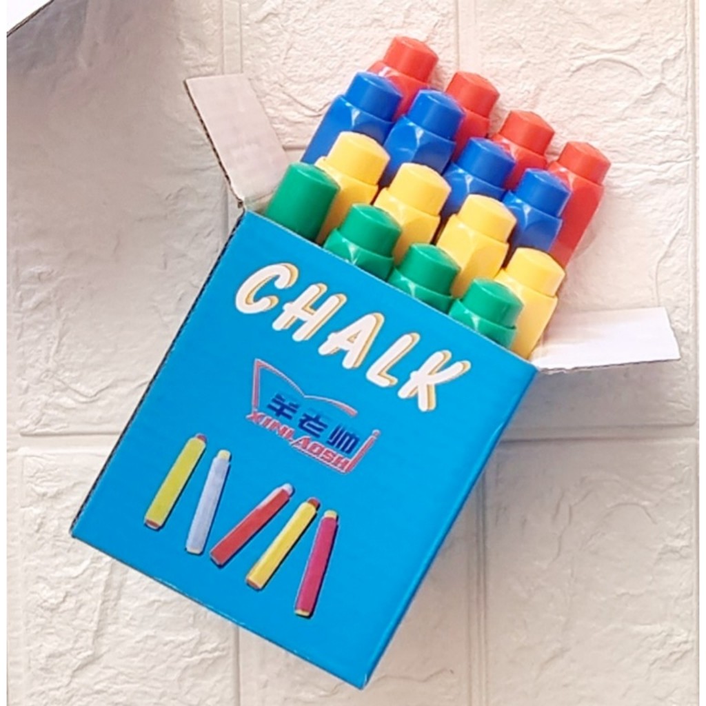 Kẹp phấn có nam châm dính bảng sau khi sử dụng.