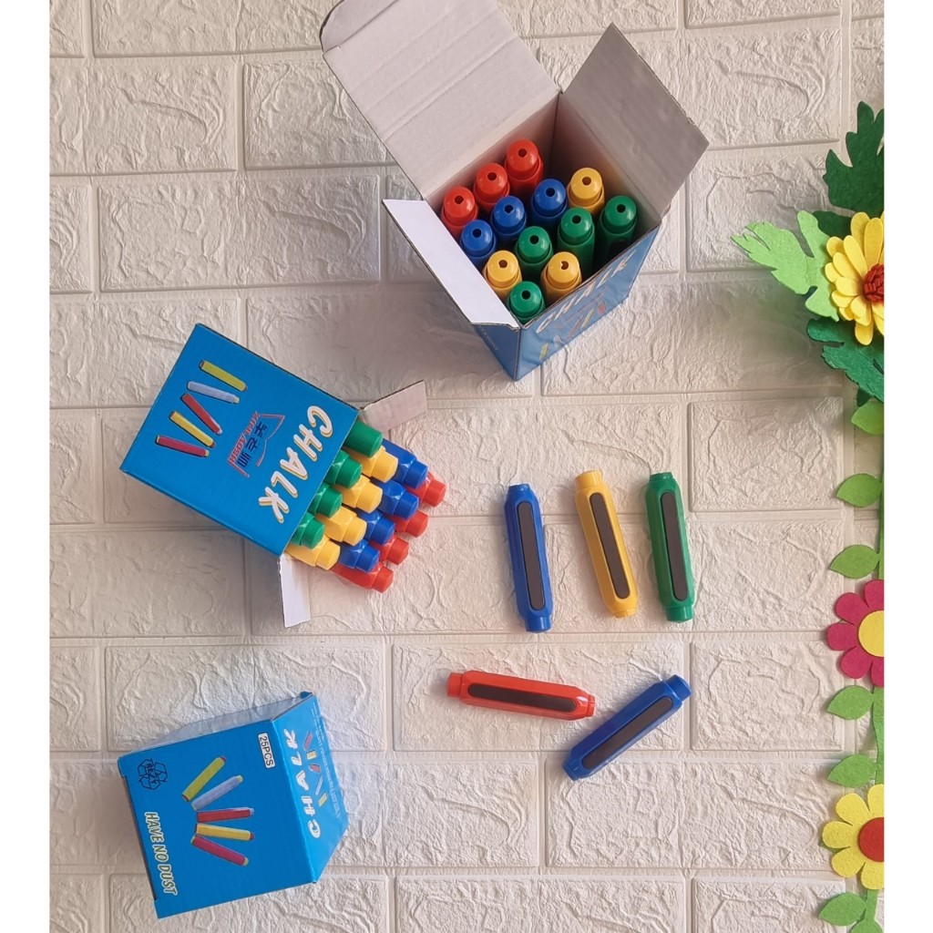 Kẹp phấn có nam châm dính bảng sau khi sử dụng.