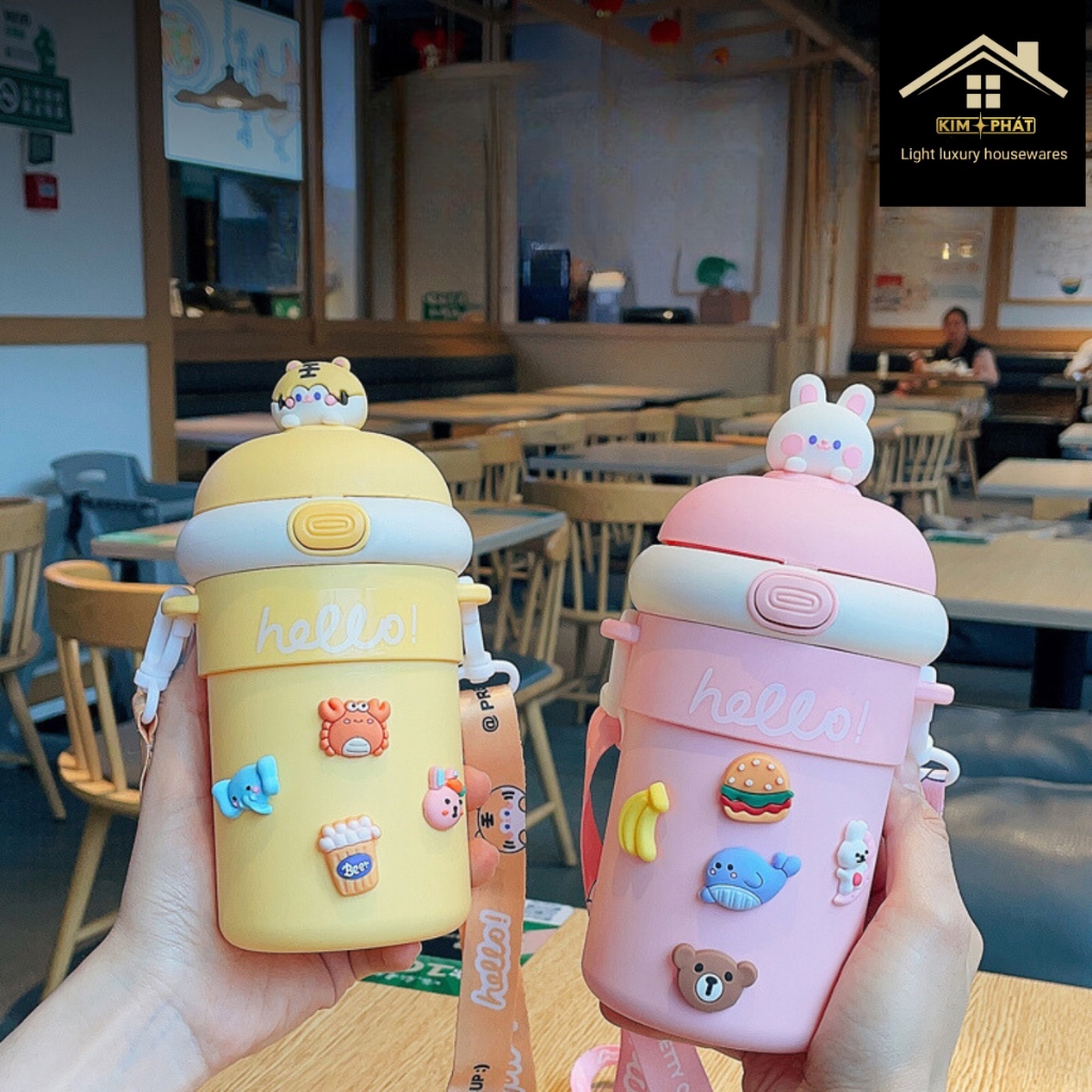 Bình Nước Thuỷ Tinh Bọc Nhựa Có Ống Hút, Dây Đeo -Tặng Kèm Sticker Hoạ Tiết Hoạt Hình Dễ Thương