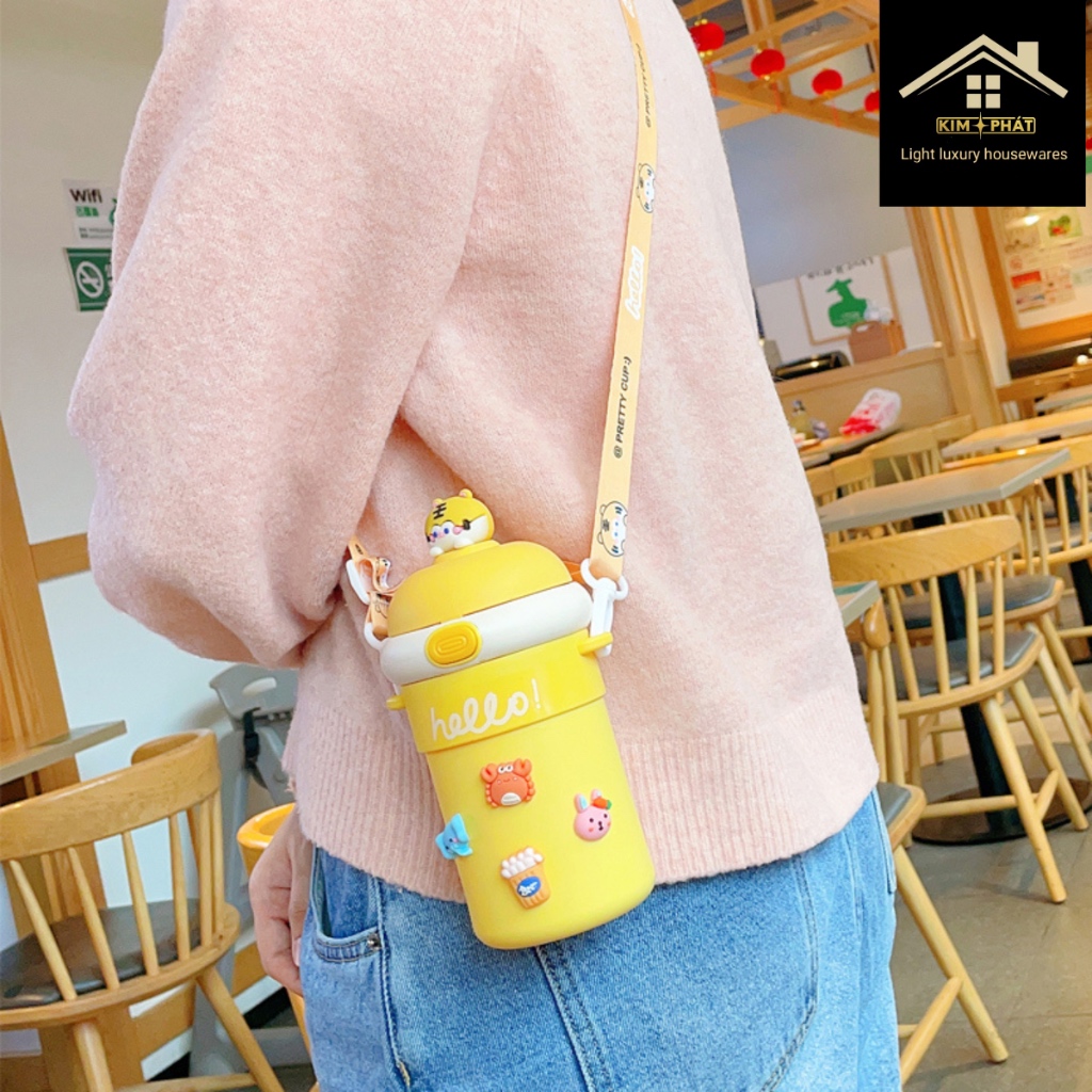Bình Nước Thuỷ Tinh Bọc Nhựa Có Ống Hút, Dây Đeo -Tặng Kèm Sticker Hoạ Tiết Hoạt Hình Dễ Thương