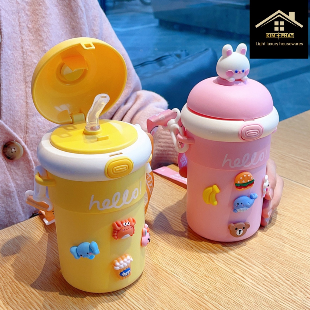 Bình Nước Thuỷ Tinh Bọc Nhựa Có Ống Hút, Dây Đeo -Tặng Kèm Sticker Hoạ Tiết Hoạt Hình Dễ Thương