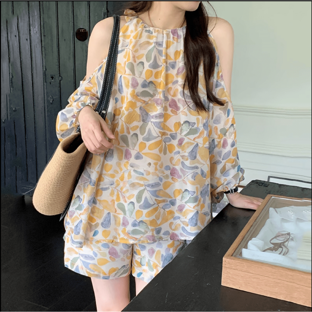 (HÀNG SẴN) Set gồm Áo kiểu cổ yếm dáng babydoll khoét vai thoáng mát, Quần ngắn có lớp lót, lưng thun co dãn