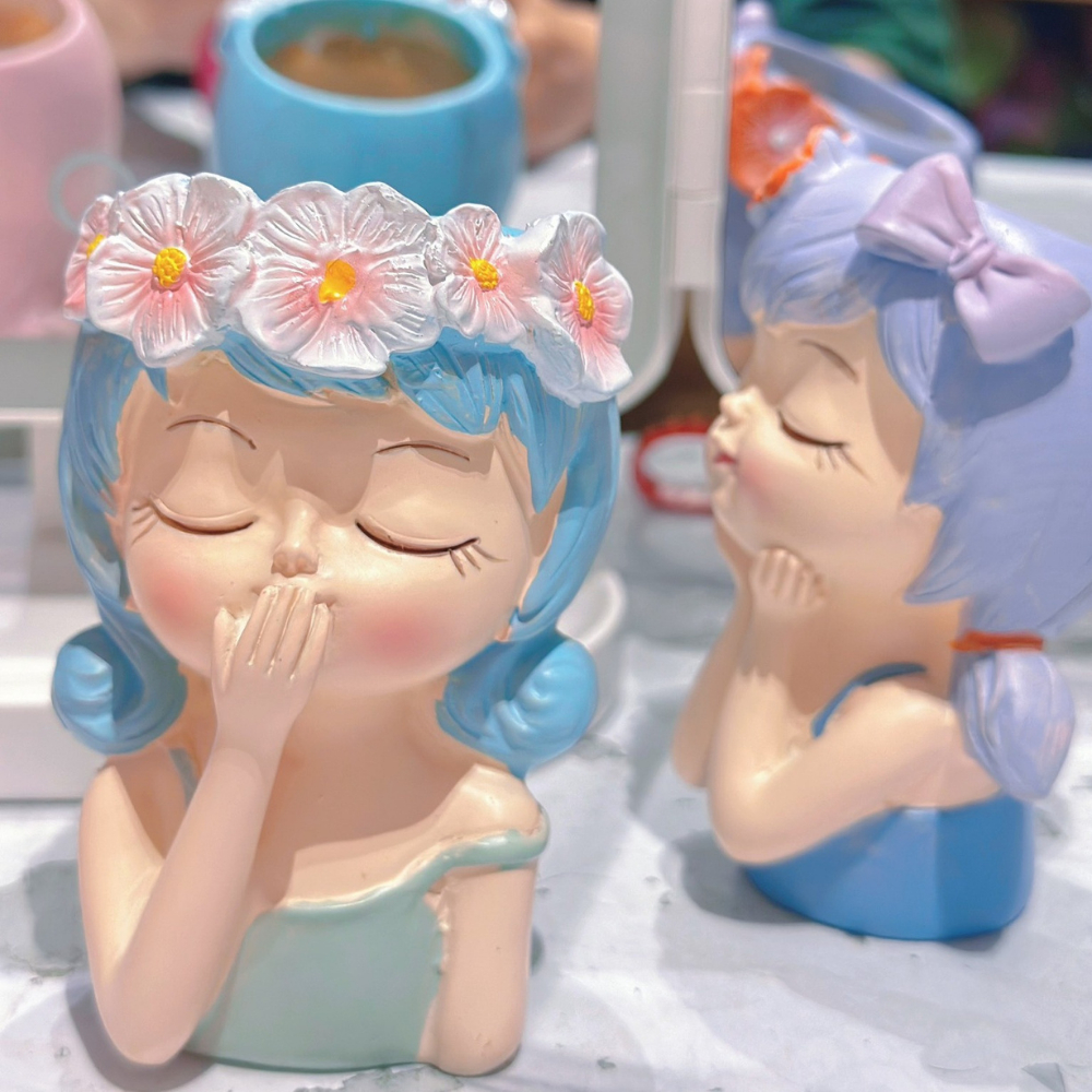 Tượng trang trí cô gái cắm hoa để bàn xinh xắn