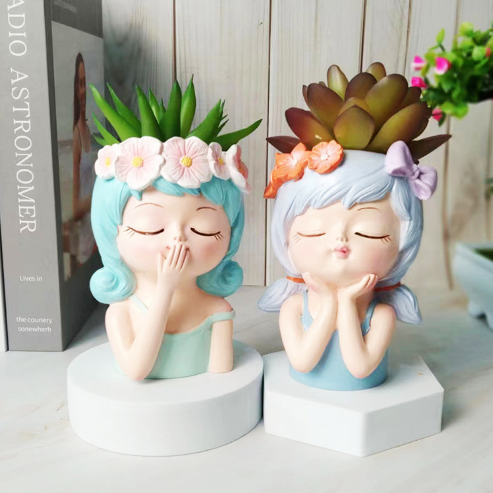 Tượng trang trí cô gái cắm hoa để bàn xinh xắn