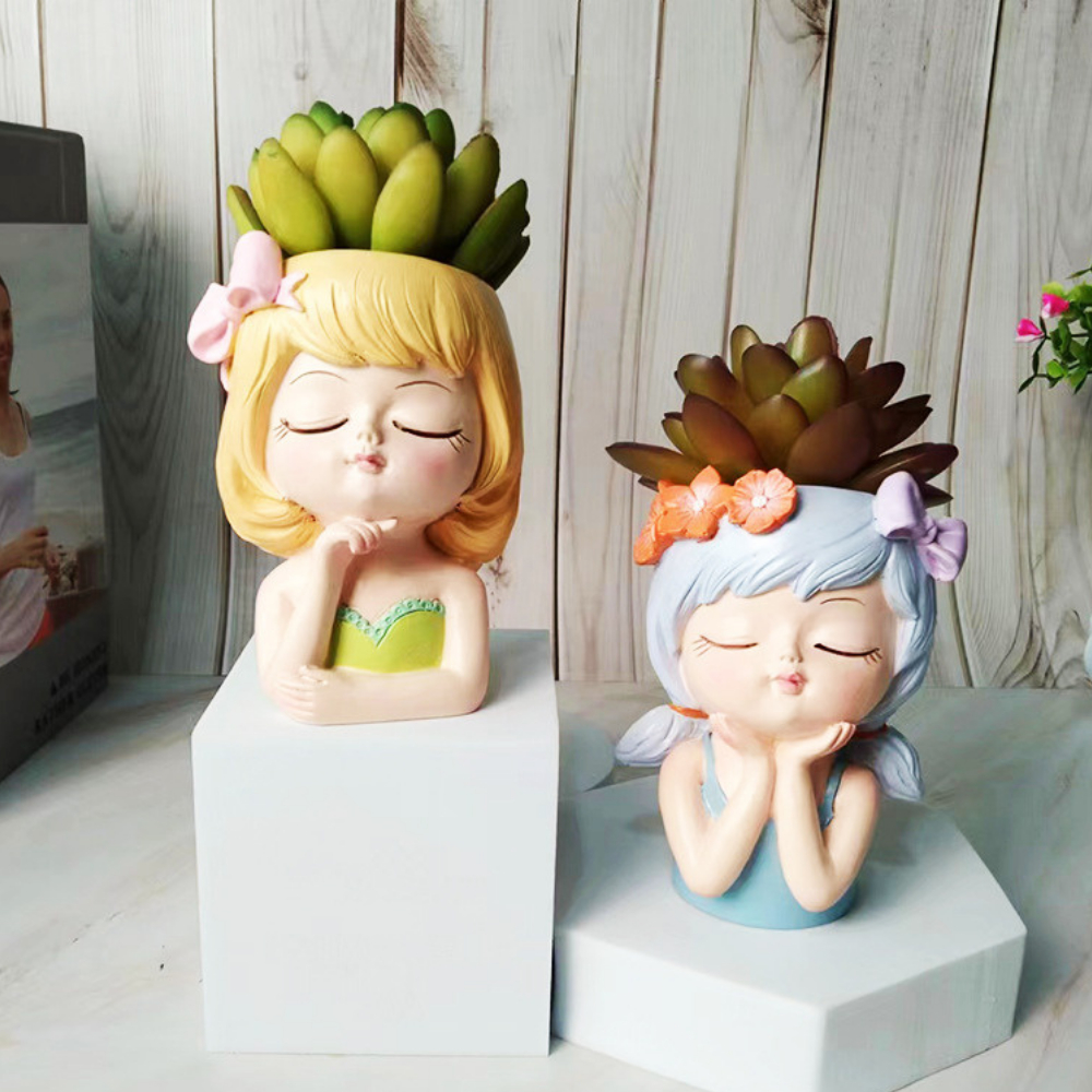 Tượng trang trí cô gái cắm hoa để bàn xinh xắn