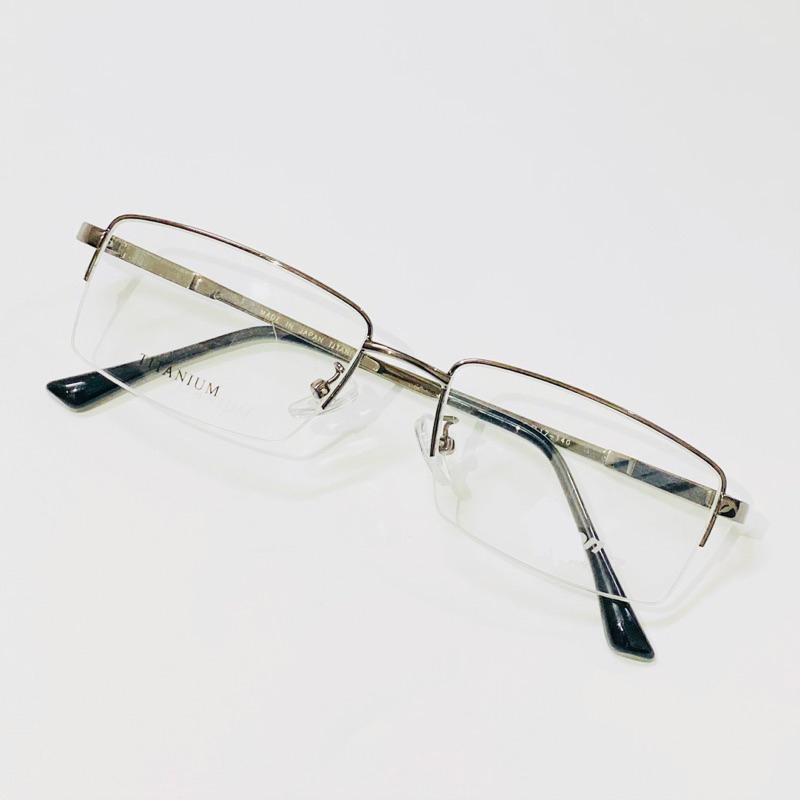 Gọng kính kim loại xẻ cước, dáng vuông dành cho nam,gọng được làm từ hợp kim và dây cước, mảnh và nhẹ.