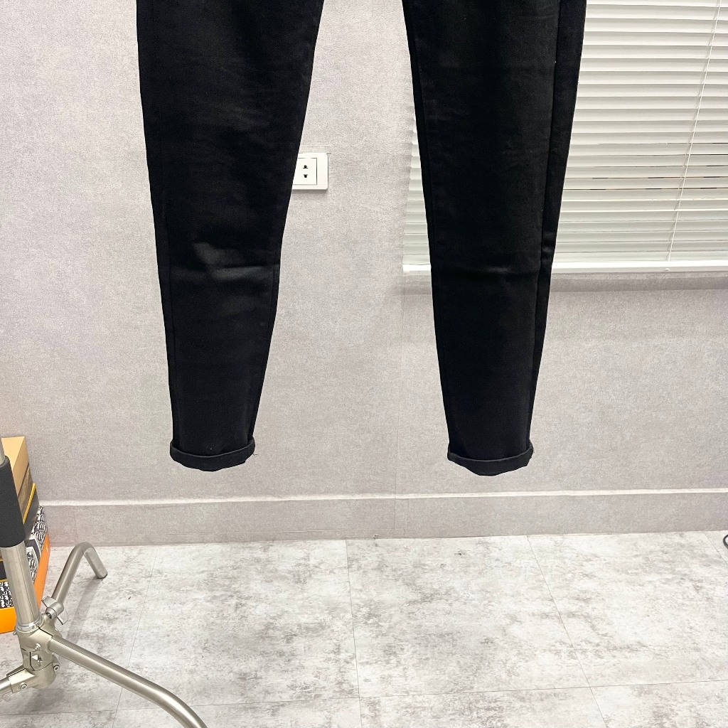 Quần jean bò nam Dsq2 slimfit đen trơn khoá lệch dập nhăn 3D đùi phối 4 cúc cài dáng đơn giản QJ373P