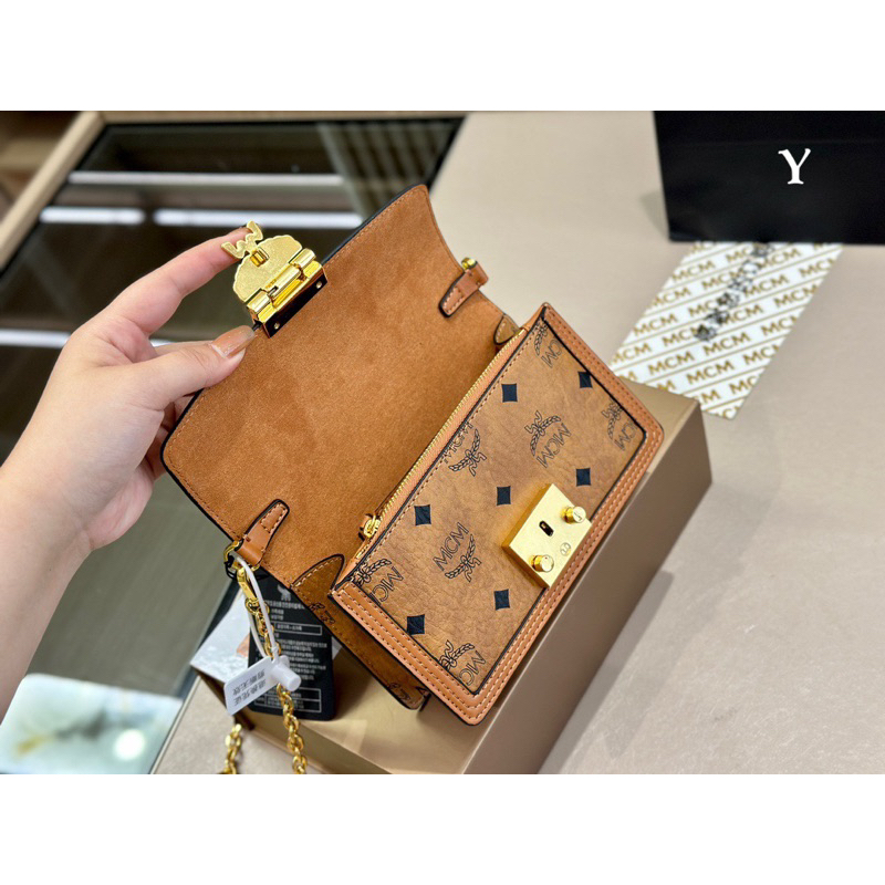 Túi Tracy da bò nguyên miếng, logo dập khoen và móc túi